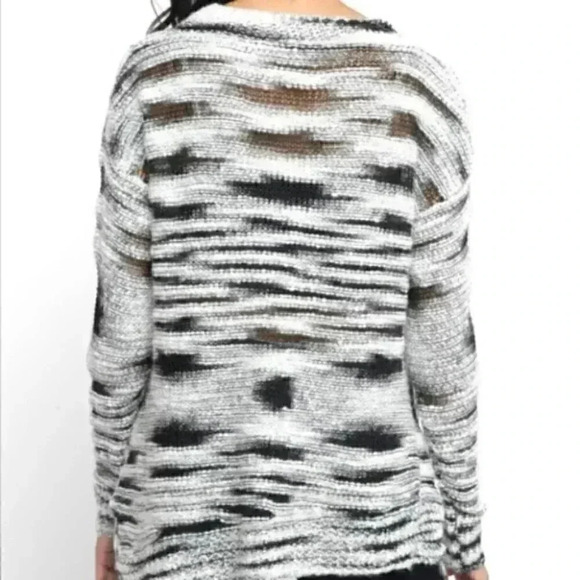 Distressed light knit sweater top - Picture 3 of 3